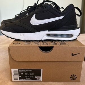 Women’s Athletic Nike Shoe Size 7.5